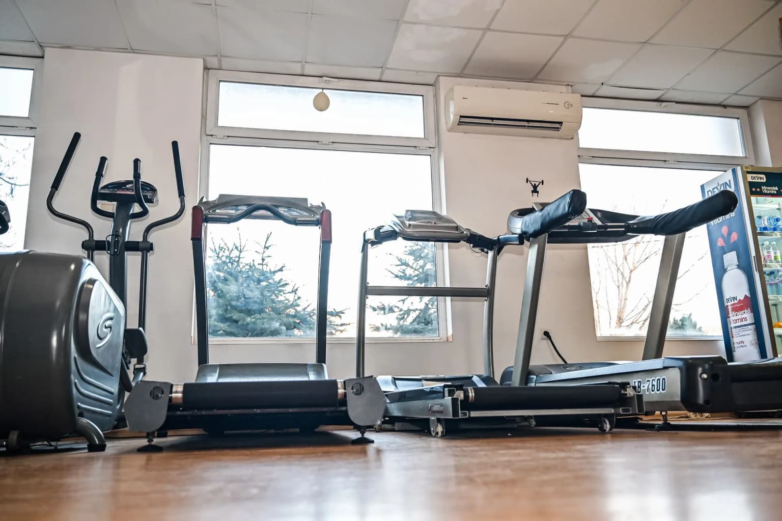 Кардио зона с бягащи пътеки в Golden Gym Vidin