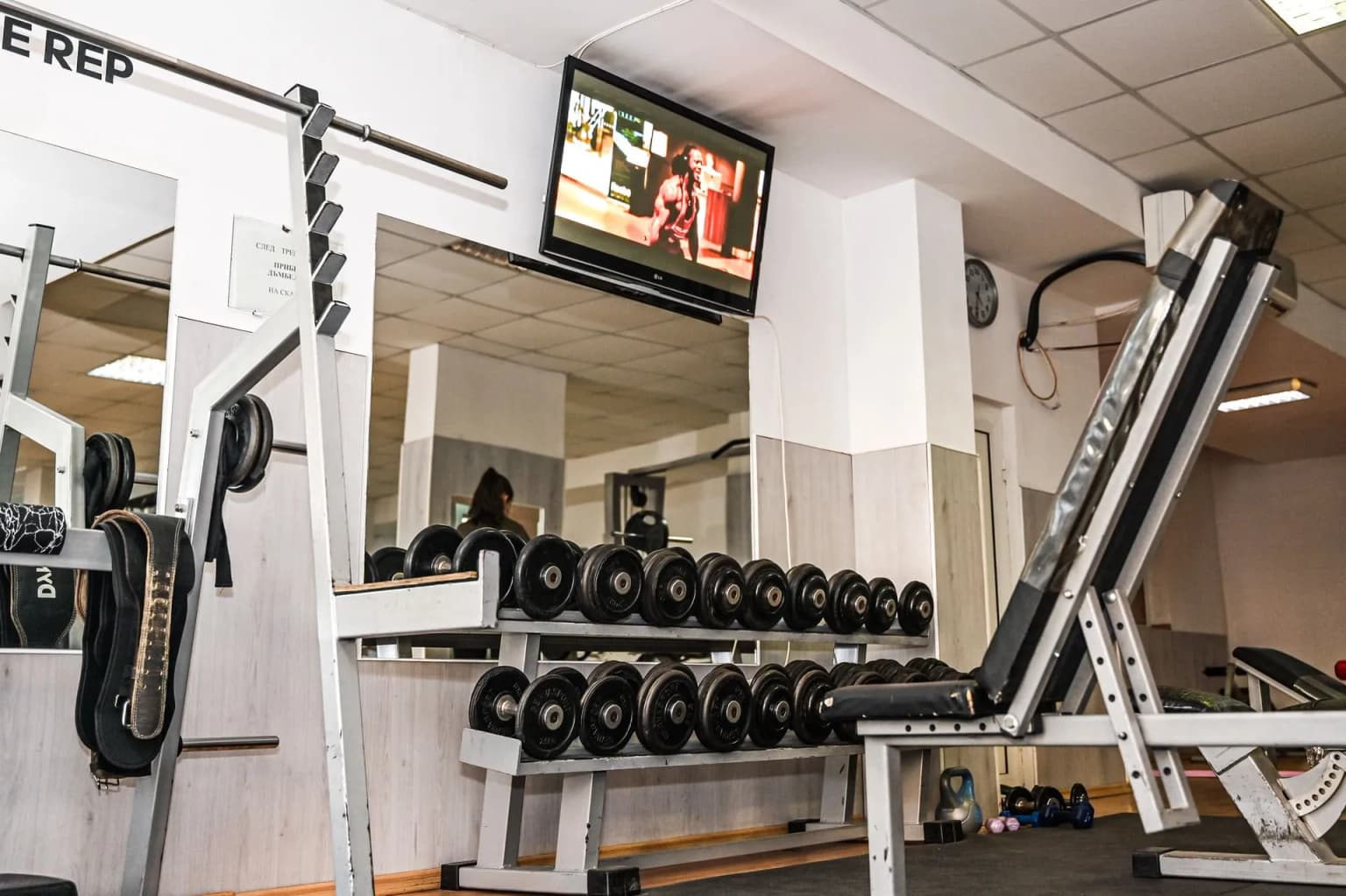 Дъмбели и лежанка в Golden Gym Vidin – фитнес зала